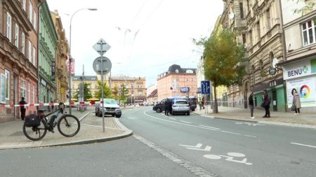 Velké policejní manévry v centru Plzně. Nález podezřelého kufru uzavřel část Americké ulice