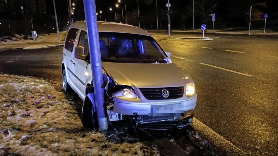 Nabourané vozidlo bez řidiče? Podivným případem se zabývali strážníci městské policie