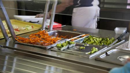 Rostoucí zájem škol: Karlovarský kraj zvýší financování obědů pro děti v nouzi