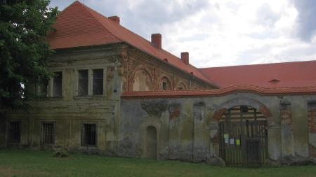 Nadšenci opravují zdevastovaný zámek u Domažlic, na podporu pořádají festival