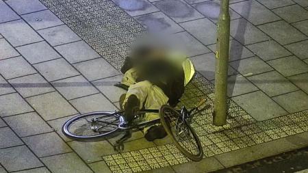 Opilý cyklista narazil do semaforu, skončil v nemocnici