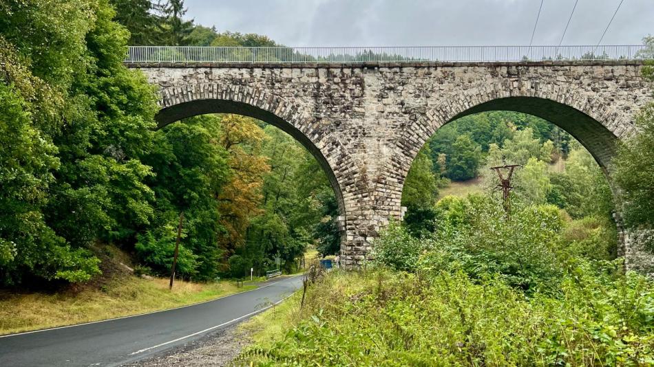 Bývalá železniční trať se změnila v cyklotrasu. Spojila Loket a Horní Slavkov