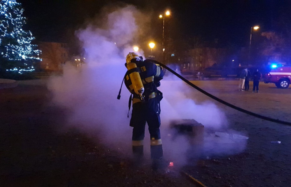 Devatenáct požárů likvidovali hasiči v Karlovarském kraji o Silvestrovské noci