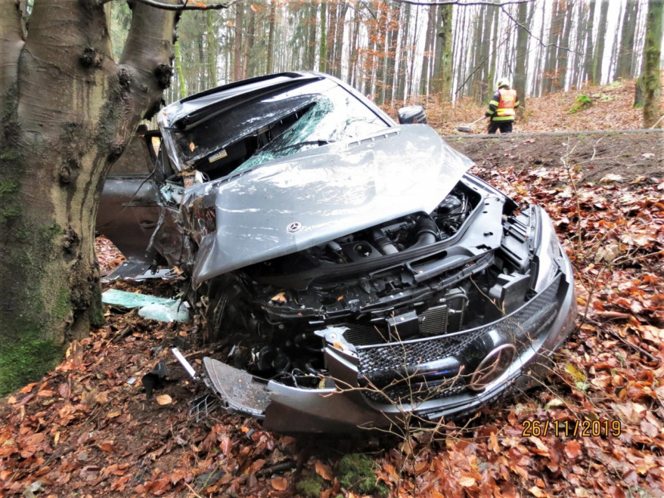 Policejní honička se zlodějem aut z Německa skončila destrukcí vozu