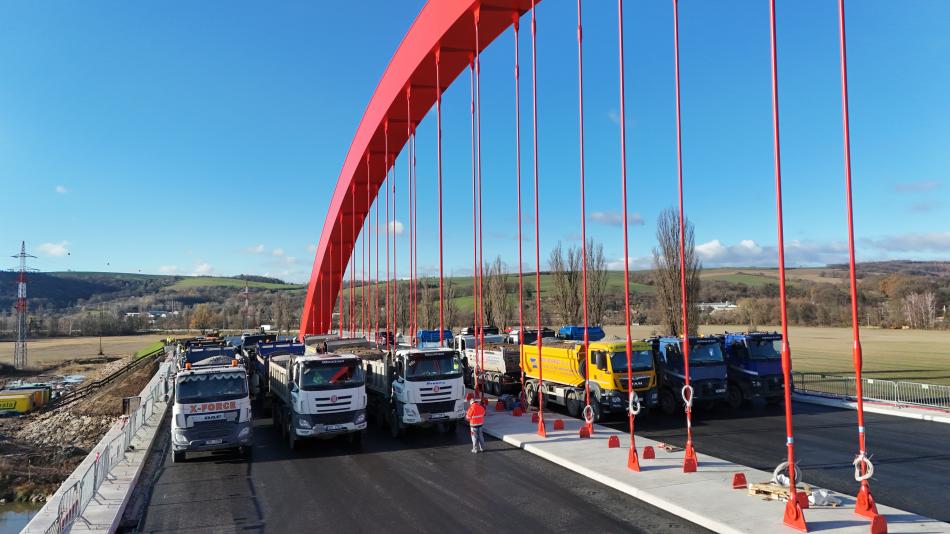 Nový dálniční most u Napajedel prochází zatěžovací zkouškou. Jeho otevření se blíží