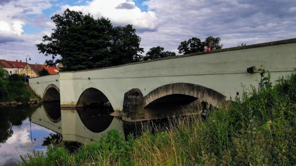Dobřany opravují most z 15. století, čtvrtý nejstarší kamenný most v zemi