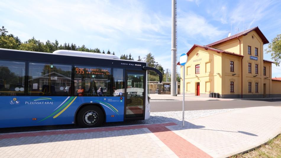 Nové parkoviště, chodníky i obratiště: Pačejov vylepšil dopravní infrastrukturu