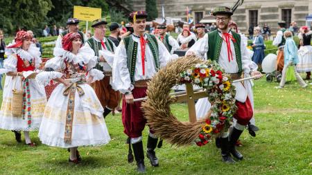 Z polí do zahrad. Kroměříž oslavila úrodu s kroji, tanci a poděkováním