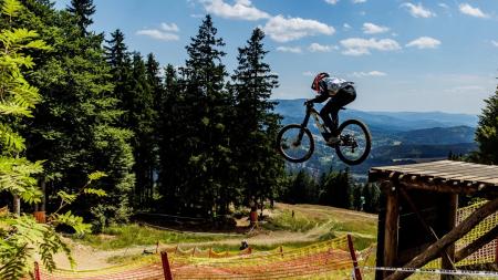 V iXS Downhill Cupu na šumavském Špičáku zabodovali Češi. Elitní kategorii mužů vyhrál Čepelák před Novotným, Nikola Volejníková byla stříbrná v ženách