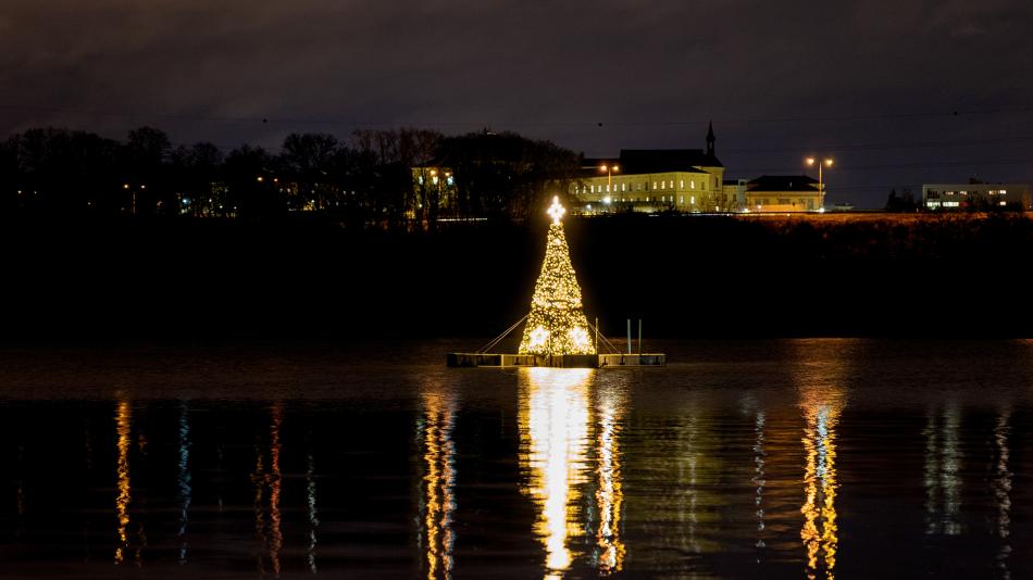 Na plovoucích pontonech v Borské přehradě se rozzáří vánoční strom