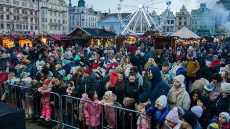 Tisícovky lidí obsadily náměstí v Plzni, přilákala je mikulášská show i krampusové