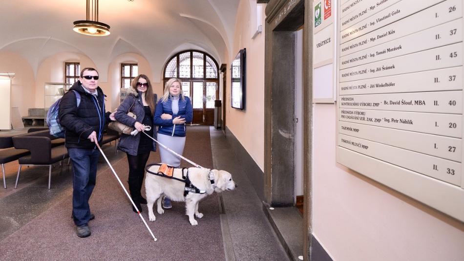 Magistrátní budovy v Plzni testují zdravotně postižení