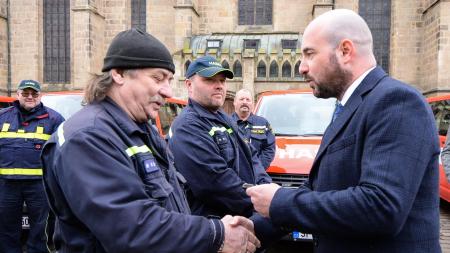 Dobrovolní hasiči převzali od města Plzně nová vozidla za více než pět milionů korun