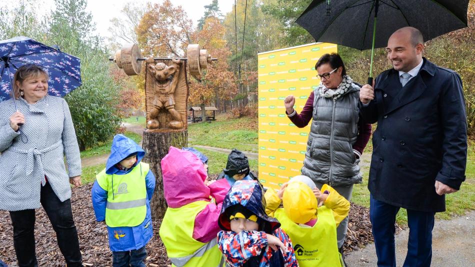 Děti si v Plzni mohou užít další čtyři sochy Spejbla a Hurvínka