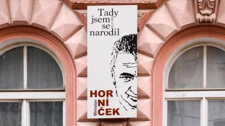 Tady jsem se narodil. Rodný dům Miroslava Horníčka zdobí pamětní deska!