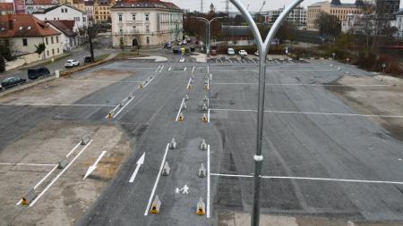 Konec bezplatného parkování pod mostem Generála Pattona, město vybudovalo parkoviště se závorou