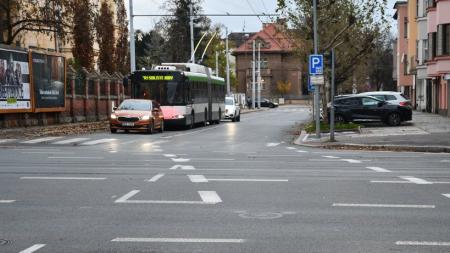 Konec rekonstrukce Dobrovského ulice přinesl pro řidiče změnu. Budou dávat přednost trolejbusům