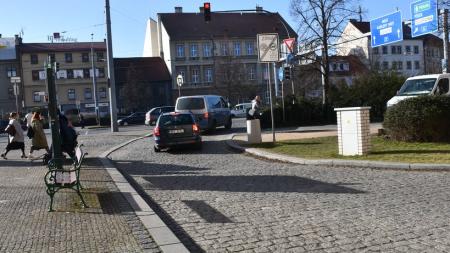 Výjezd z Veleslavínovy ulice u hlavní pošty se zrychlí, město zruší semafory