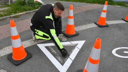 Plzeň obnovuje vodorovné značení na stezkách, spotřebuje na to více než 5,5 tuny barvy
