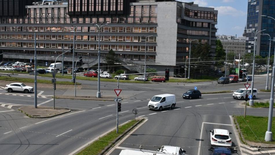 Problém pro cestující i pro řidiče. Začne oprava tramvajové trati v křižovatce U Jána