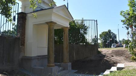 Kapličku svatého Jana Nepomuckého na Karlovarské poškodily povětrnostní vlivy, plzeňská radnice ji nechala opravit
