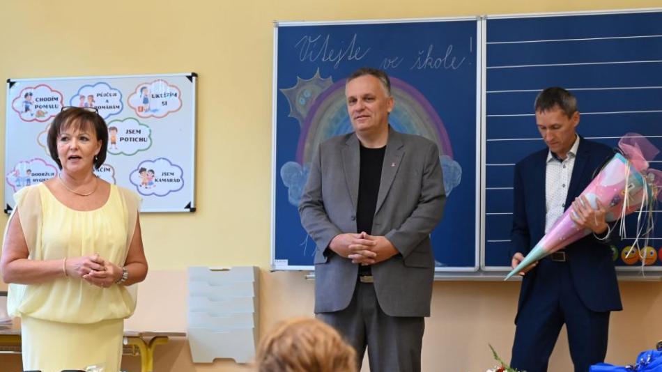 Karlovy Vary přivítaly nové školáky. Prvňáčci dostali od města pastelkovné