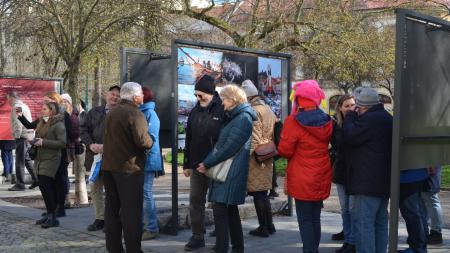 Od dvorku až po katedrálu. Výstava v plzeňských sadech připomíná 30 let Nadace 700 let města Plzně