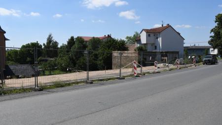 Plzeň vybuduje opěrnou zeď v ulici Na Roudné, řidiče čekají omezení