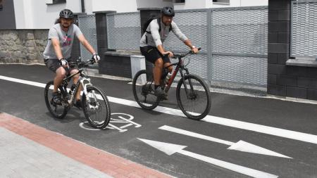 Stezka pro pěší a cyklisty při Nepomucké u kasáren dostala nový asfaltový povrch
