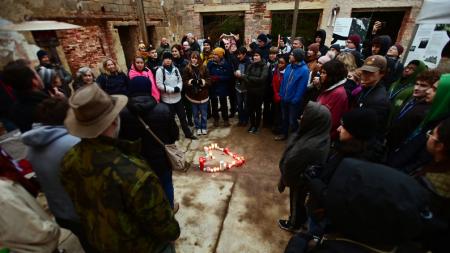 V bývalé převlékárně vězňů v Rovnosti vznikla Zeď proti lhostejnosti