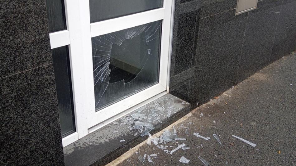 Muž se chtěl dostat do vězení, poškodil dveře a sklepní okno