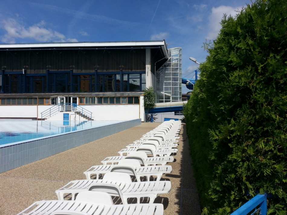 Bazén na Slovanech poškodil vítr, kovové obložení prorazilo skleněnou výplň
