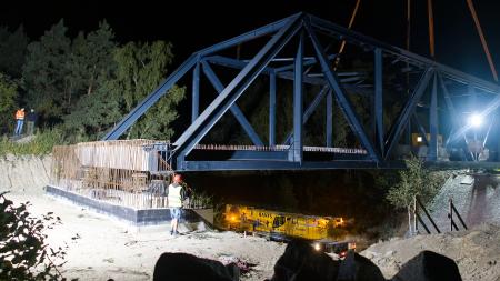 Noční manévry u Chotíkova. Faltusův most už je na novém místě