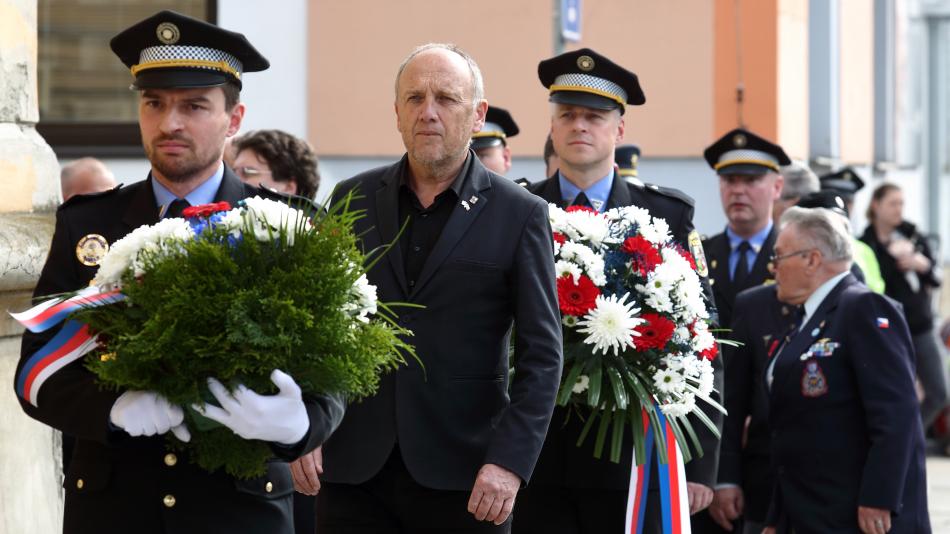 Desítky lidí si ve čtvrtek připomněly příběh tří leteckých hrdinů z Doubravky
