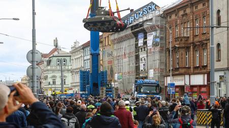 VIDEO: Manévry na Klatovské. Jeřáb přenesl tank do vznikajícího muzea osvobození v Plzni, akci sledovaly davy lidí