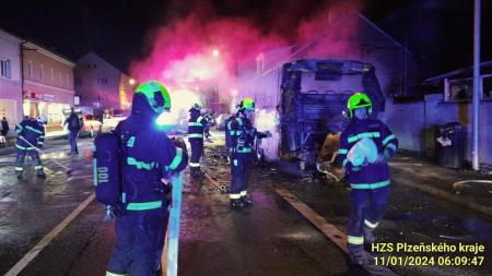 U Plzně hořel autobus se 45 cestujícími. Řidič byl opilý!