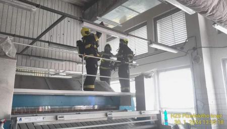 Aktualizováno: V areálu Fakultní nemocnice na Lochotíně hořelo, hasiči evakuovali 50 lidí!