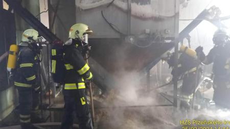 Ve firmě na Tachovsku hořela výrobní linka. Hasiči bojovali s požárem devět hodin!