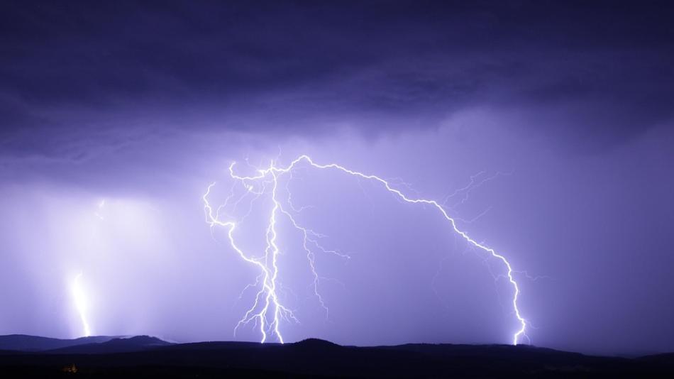 Na západní Čechy se valí bouřky. Meteorologové vydali výstrahu!