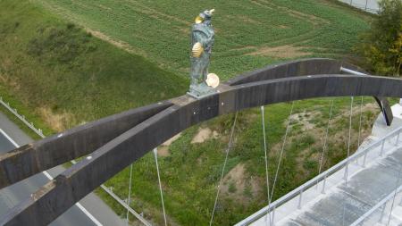 Socha na lávce přes hlavní tah zatím zůstává. Její další osud bude řešit ministerstvo