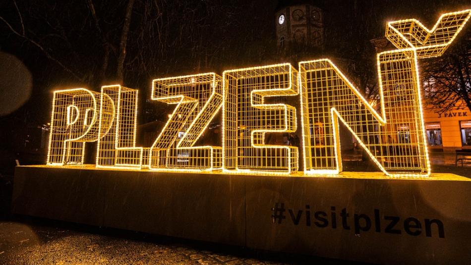 Plzeň má nový městský fotopoint, září na něm jméno města