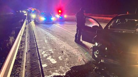 Dálnici D5 uzavřela nehoda. Policisté pronásledovali auto, vůz do nich narazil!