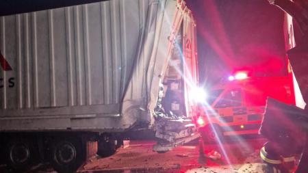 Nehoda dvou kamionů uzavřela dálnici D5. Zranili se dva lidé