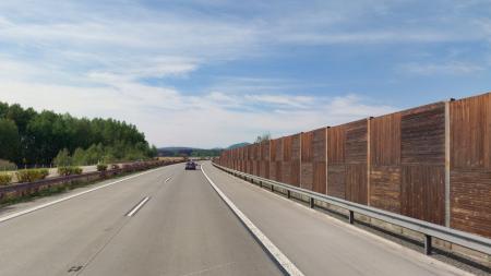 Další komplikace pro řidiče na dálnici D5. Opravou projde protihluková stěna