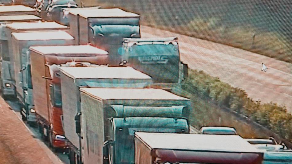 Ranní kolona nákladních vozidel na D5 před hraničním přechodem Rozvadov komplikovala provoz