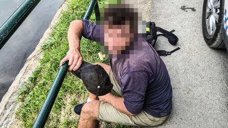 Čerstvých ryb se mu zachtělo a tak si z chovného rybníka udělal samoobsluhu