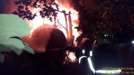 Na Tachovsku hořel traktor