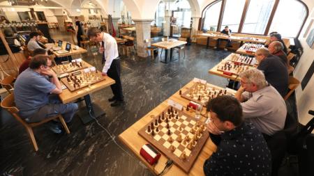 Domažlický šachový oddíl oslavil kulaté výročí, jeho členové vyzvali mistra ČR Davida Navaru