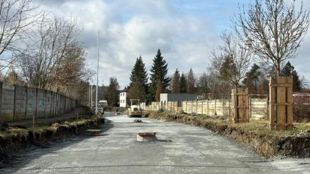 Po zimní přestávce začala znovu oprava Jasmínové ulice na Slovanech