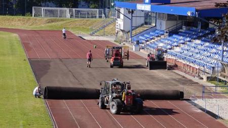 Atletický stadion v Domažlicích dostává nový povrch. Opravy běžecké dráhy začaly na začátku července
